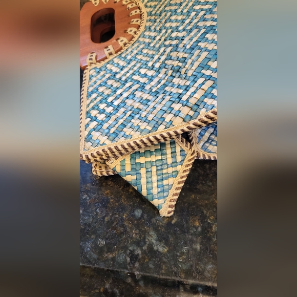 Vintage Mid Century Blue and Cream Straw Woven Handbag w/ Wooden Handles - Picture 12 of 12
